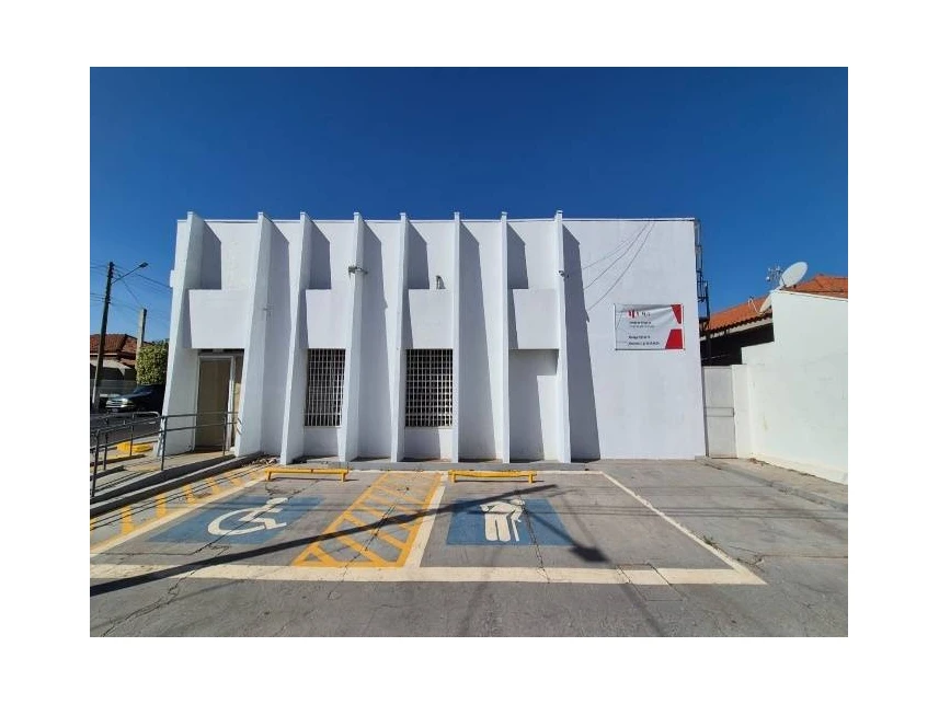 Fachada de imóvel comercial desocupado na Rua Virgínio Girotto, 222, Bairro Centro, Oscar Bressane - SP, disponível em pós-leilão.