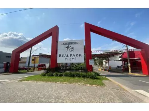 Pórtico de entrada do condomínio Residencial Real Park Tietê na Rua Paulo Alves dos Anjos, 178, Mogi das Cruzes - SP, com casa disponível em pós-leilão bancário.